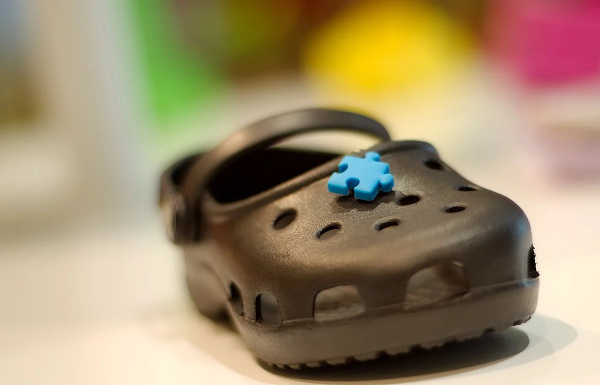 Crocs se moderniza y lanza esta colección de sandalias que están arrasando 