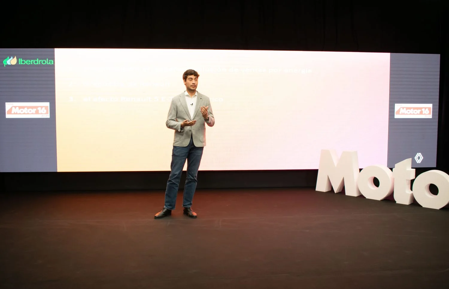 Fernando Poveda (Renault): «El mercado de vehículos eléctricos en 2025 rondará unas ventas del 10%»