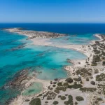 El secreto mejor guardado: la playa de arena rosa y aguas turquesas que arrasa en rankings internacionales