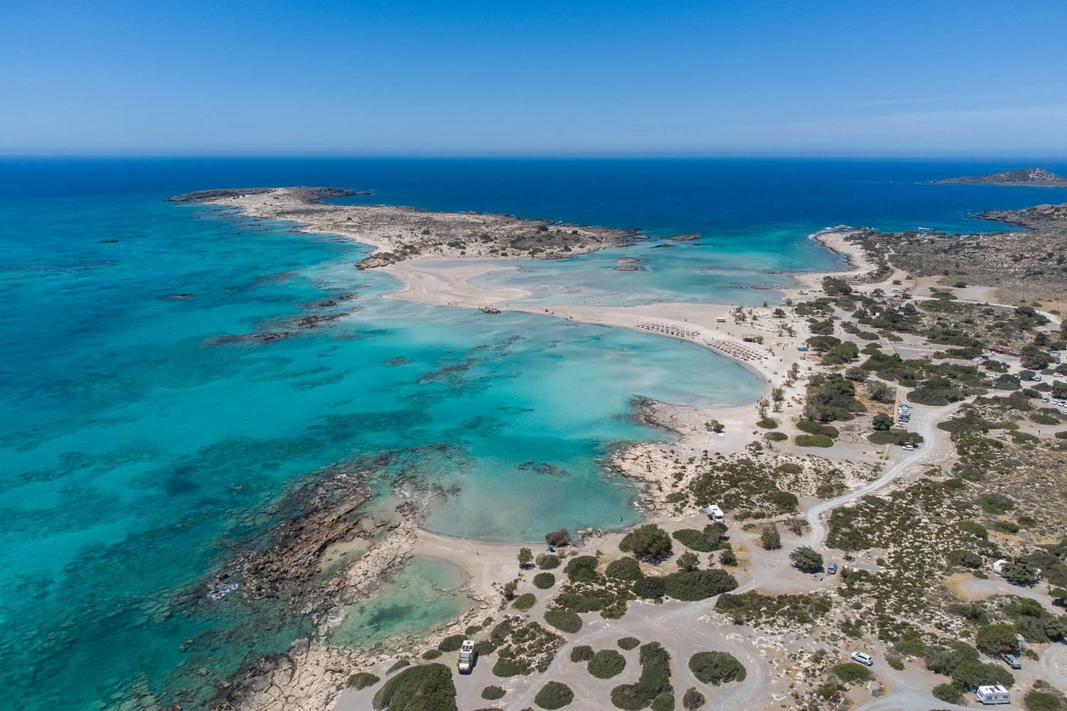 El secreto mejor guardado: la playa de arena rosa y aguas turquesas que arrasa en rankings internacionales