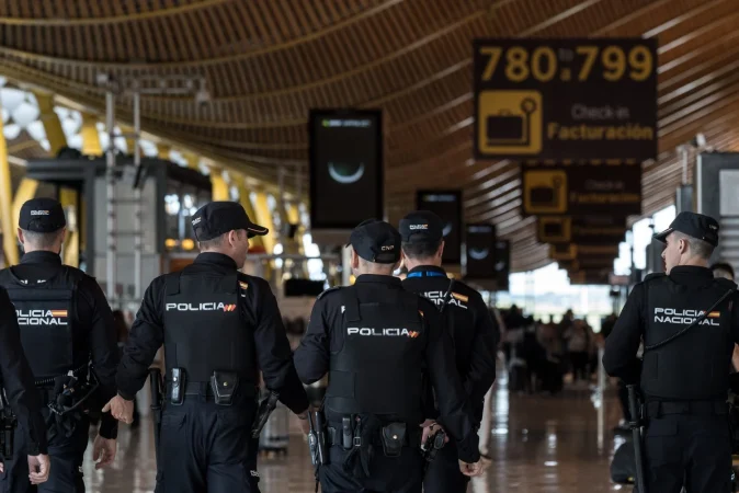 Los medios británicos recomiendan evitar Barajas por la crisis de los sin techo 1 Merca2.es Policía en el aeropuerto de Barajas. Fuente: Agencias.