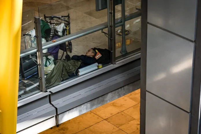 Hombre duerme en el aeropuerto de Barajas. Fuente: Agencias