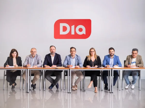 Dia apuesta por sus empleados: de una subida del 12% en 2023 a un aumento del 20% en 2025 2 Merca2.es Firma Convenio Colectivo Tienda Dia Merca2.es