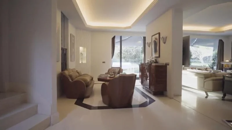 Una zona de cocina contemporánea y práctica con vista al patio