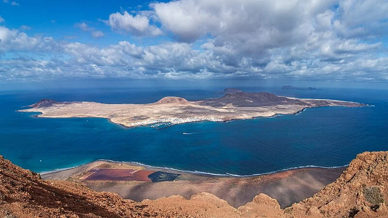 La isla española sin coches que solo puedes visitar en ferry: playas vírgenes y relax total