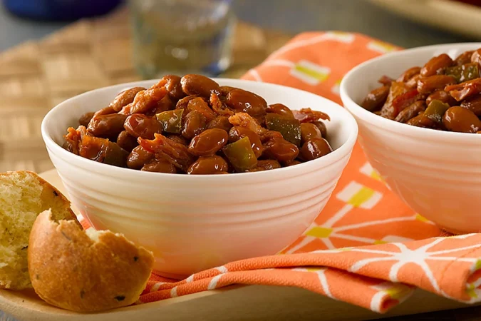 Frijoles horneados de miel a la barbacoa: Southern Custom en su plato
