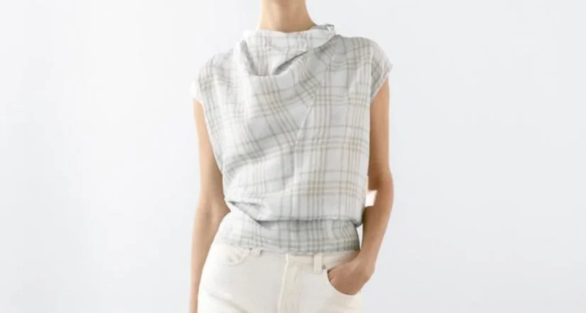 2. Top de cuadros con cuello drapeado – ahora 30 € (40% de descuento)