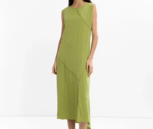 2. Vestido midi efecto arrugado: frescura y tendencia en un solo diseño