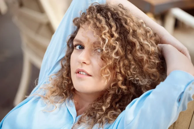 El verano y el pelo rizado: una combinación desafiante. ¿Por qué los rizos sufren más en verano?