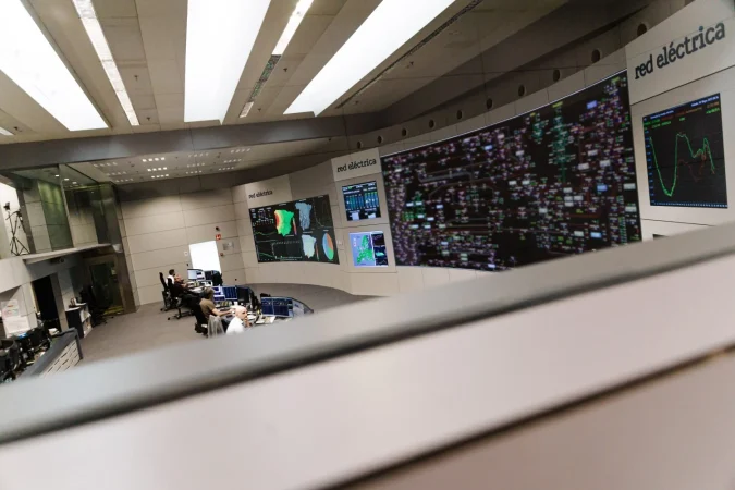 Redeia: el gran apagón desagrada en Europa y Berenberg recorta el precio objetivo 1 Merca2.es Redeia Sala de control en la sede de Redeia Merca2.es