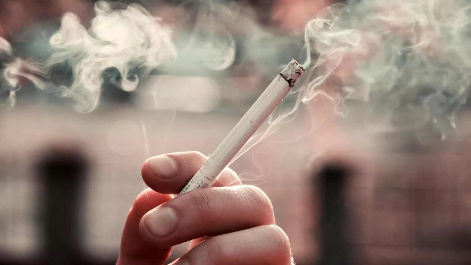 Si eres fumador o fumadora, Sanidad ya sólo te va a permitir fumar en estos pocos casos, es hora de plantearse dejarlo