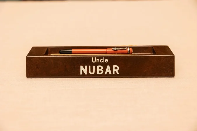 Montblanc en la nueva película de Wes Anderson "La trama fenicia" 2 Merca2.es The Phoenician Scheme Heritage Rouge et Noir Coral Serpentine Clip 1 Merca2.es