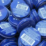 Una experta farmacéutica avisa sobre lo que te puede ocurrir por usar la crema Nivea de lata azul de toda la vida