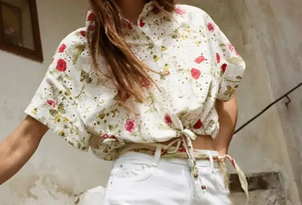 5 Una camisa con perforaciones bordadas y diseños florales, con un precio de 25.95 €