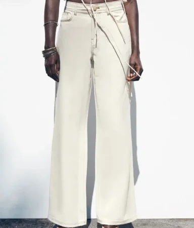 Zara busca que te estilices con su nueva colección de pantalones blancos 7 Merca2.es Pantalón con pespuntes: el toque que transforma