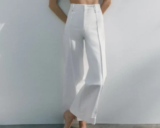 Zara busca que te estilices con su nueva colección de pantalones blancos 9 Merca2.es Pantalón con costuras en el delantero: piernas infinitas