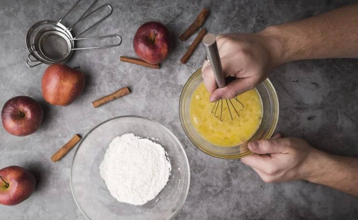 Te enseñamos a hacer una crema pastelera para chuparte los dedos: El corazón de muchos postres españoles 1 Merca2.es batidor de mano de vista superior con huevo Merca2.es