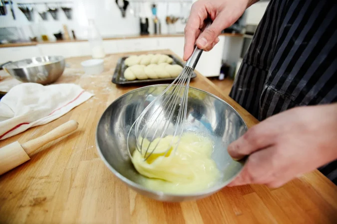 Te enseñamos a hacer una crema pastelera para chuparte los dedos: El corazón de muchos postres españoles 2 Merca2.es batiendo en la cocina Merca2.es