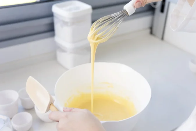 Te enseñamos a hacer una crema pastelera para chuparte los dedos: El corazón de muchos postres españoles 3 Merca2.es batiendo masa Merca2.es