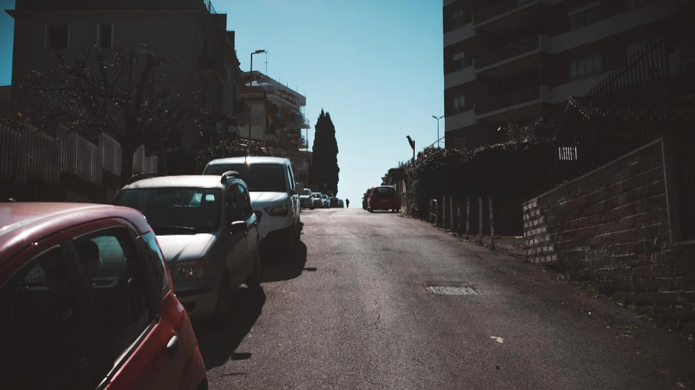 El 'botón' oculto en tu coche que puede salvarte la vida en una emergencia 1 Merca2.es DESCUBRIENDO AL GUARDIÁN SILENCIOSO: ¿QUÉ ES EXACTAMENTE EL SISTEMA ECALL?