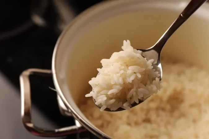 cuchara de madera con delicioso arroz sobre olla closeup Merca2.es