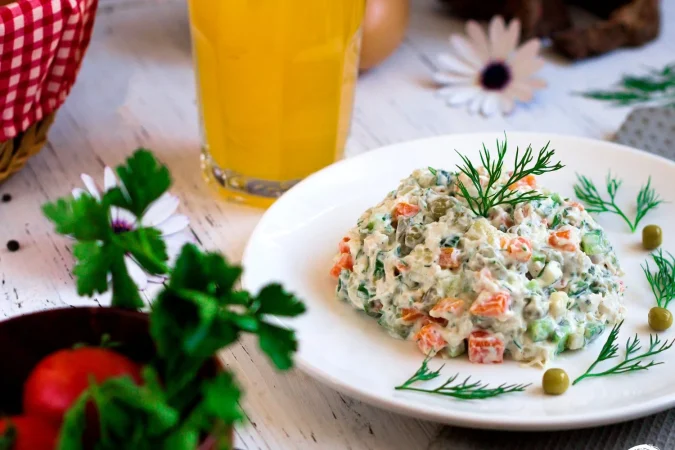ensalada rusa con hierbas y jugo de naranja Merca2.es