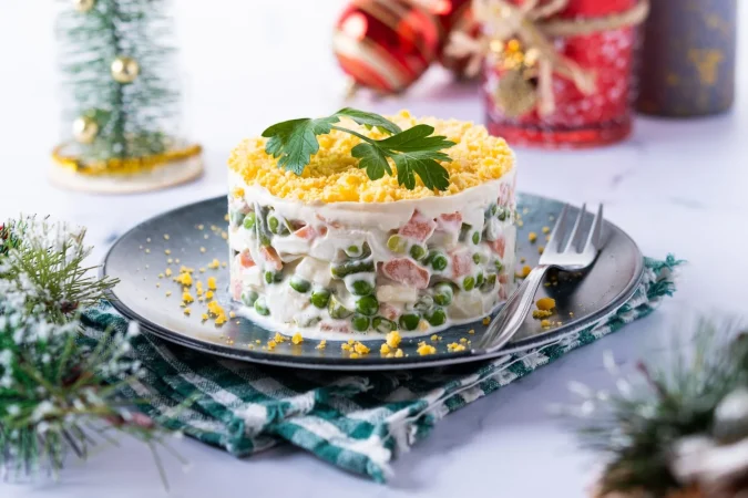 ensalada rusa o ensalada olivier para la cena de navidad sobre fondo de marmol Merca2.es