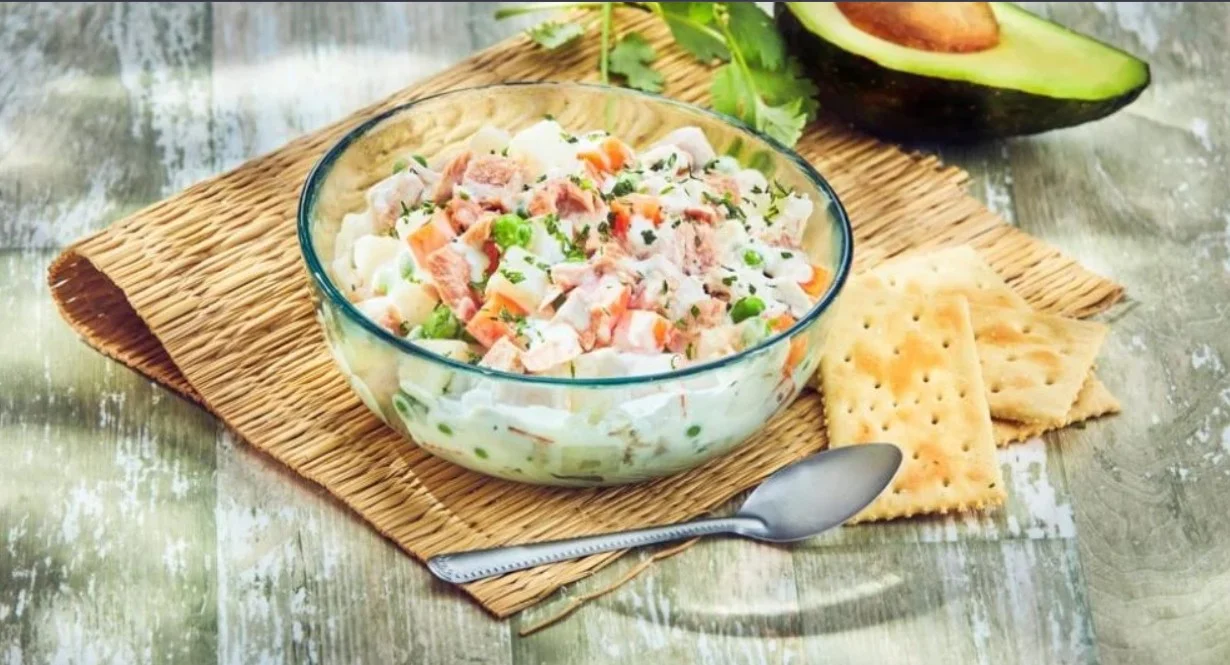 Dónde probar la mejor ensaladilla rusa de Málaga: una receta de autor con esferificación de aceituna y gambas en pleno Centro Histórico