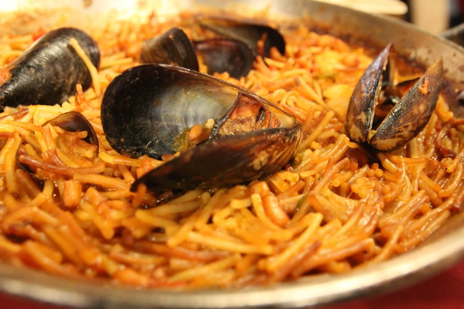 Fideuá de mariscos, la clásica paella con fideos