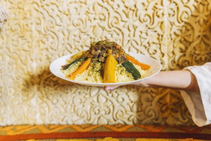 mano sujetando plato de comida arabe Merca2.es