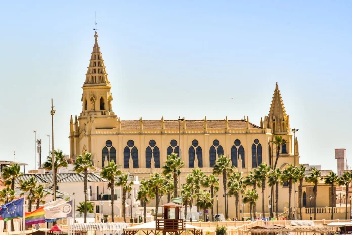 La ciudad española que en 2025 bate récords de felicidad, con las mejores playas y uno de los faros más altos de Europa