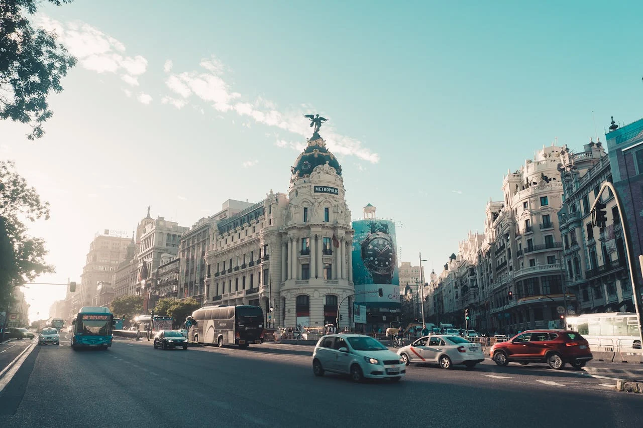 SUSURROS URBANOS: ¿QUÉ HISTORIAS ESCONDEN SUS NEONES?