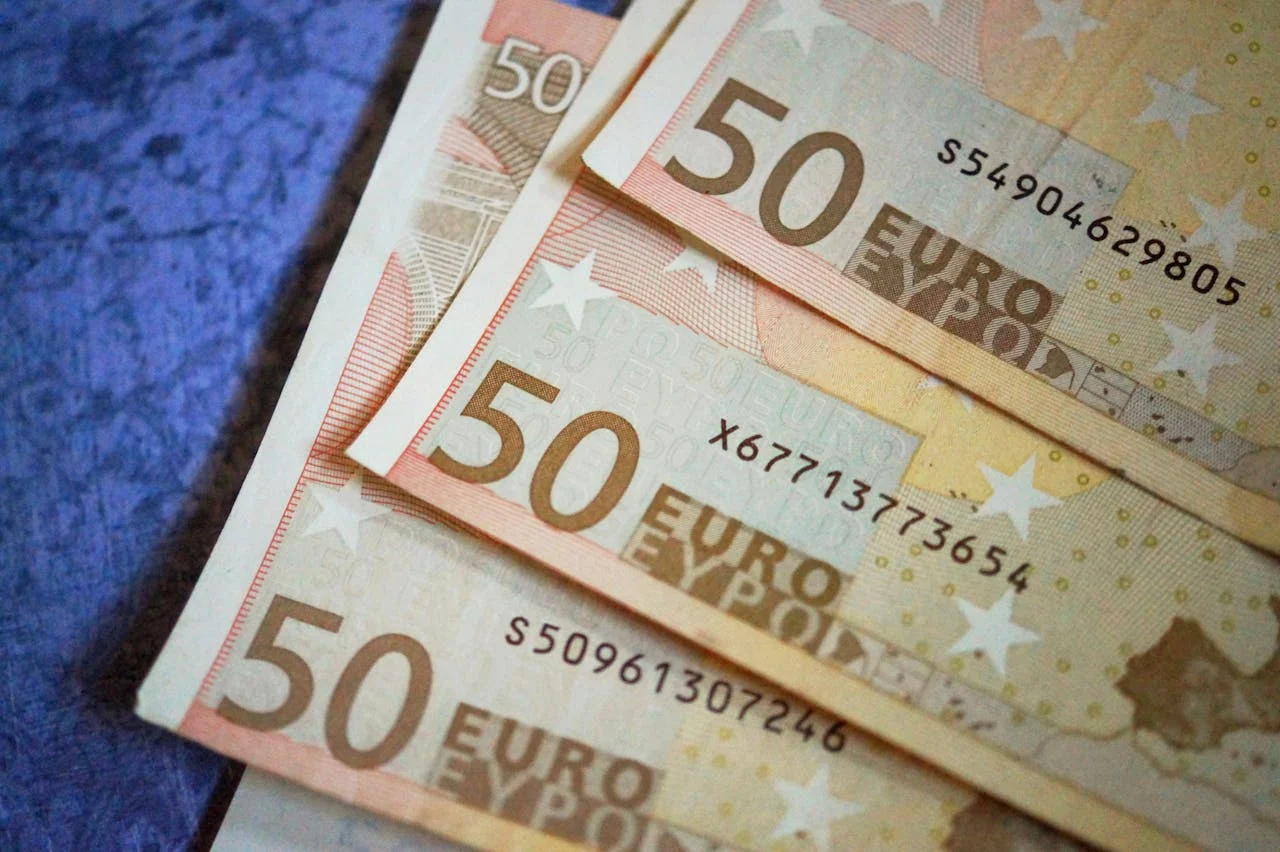 Así puedes reconocer un billete falso en tiempo récord, según la OCU