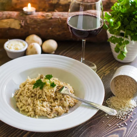 plato de risotto de champinones cubierto con queso rallado Merca2.es