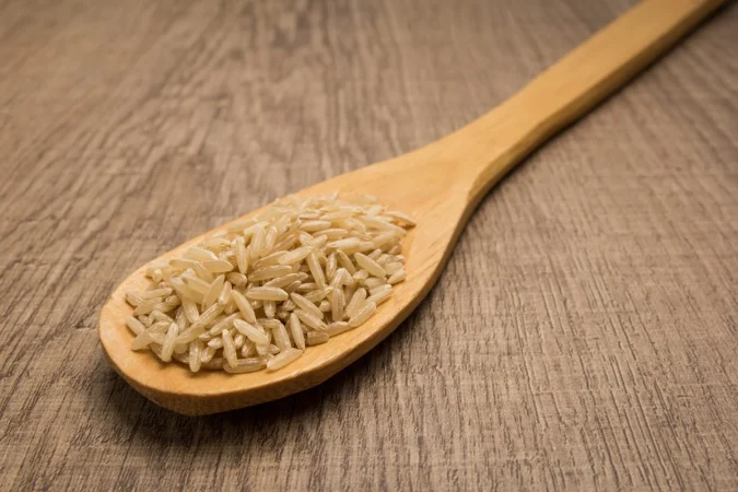 primer plano de arroz en cuchara de madera en la mesa Merca2.es