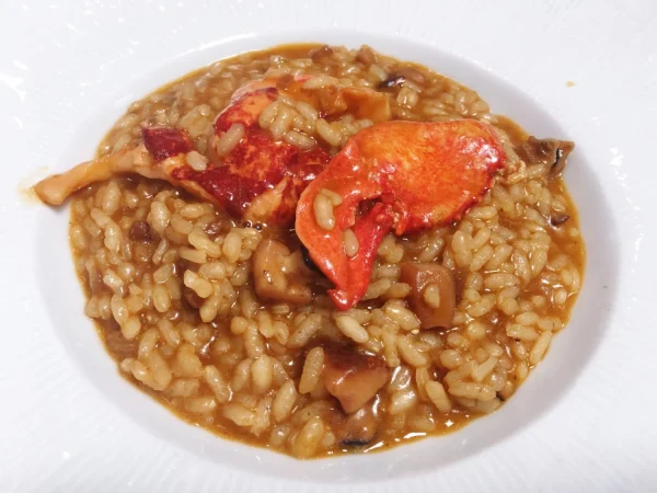 Arroz caldoso con bogavante o carabineros: Un verdadero manjar del mar 1 Merca2.es primer plano de la comida servida en el plato Merca2.es