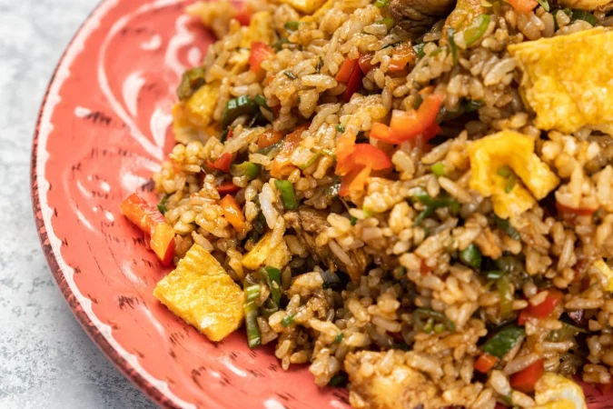 primer plano de un delicioso arroz cocido con verduras y salsa en un plato sobre la mesa Merca2.es