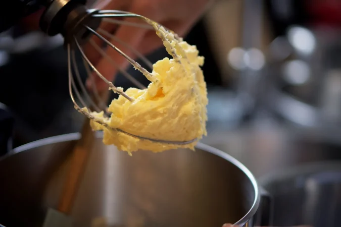 Te enseñamos a hacer una crema pastelera para chuparte los dedos: El corazón de muchos postres españoles 5 Merca2.es primer plano de un helado Merca2.es