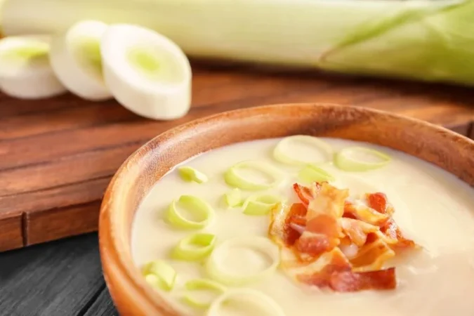 tazon deliciosa sopa papa puerro primer plano mesa madera 392895 410845 Merca2.es