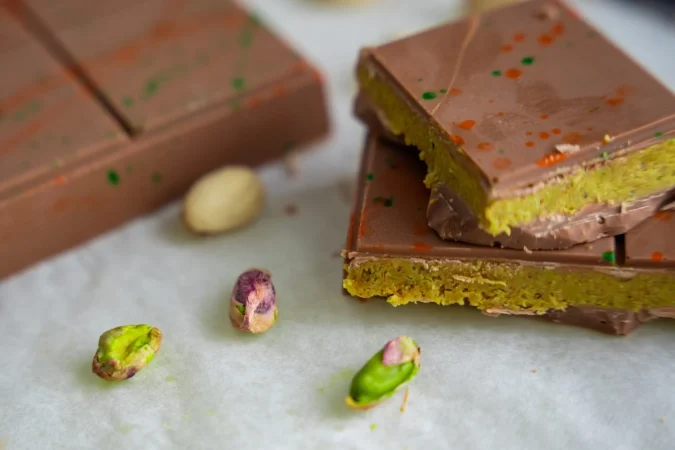 Te enseñamos a hacer el fenómeno del chocolate de Dubái: Lujo crujiente de pistacho en cada bocado 2 Merca2.es trend dubai chocolate con pasta de pistacho y masa kataifi dulces hechos mano en el hogar 1 Merca2.es