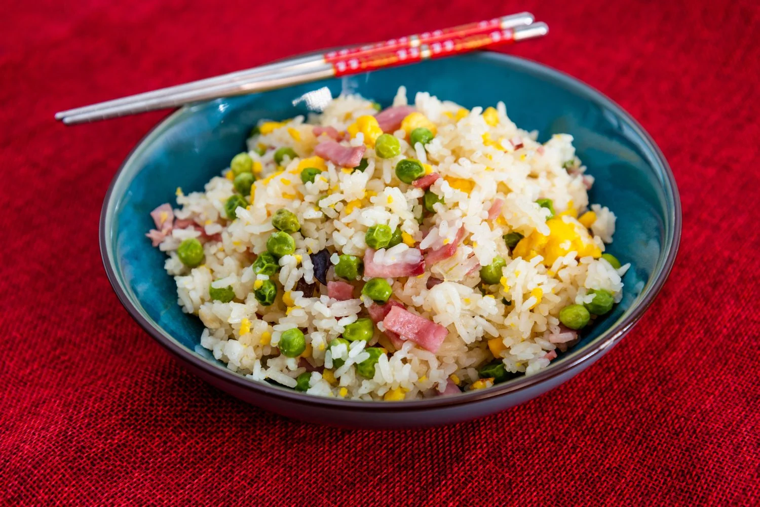 Así se hace un arroz tres delicias más rico que el del restaurante chino de tu barrio
