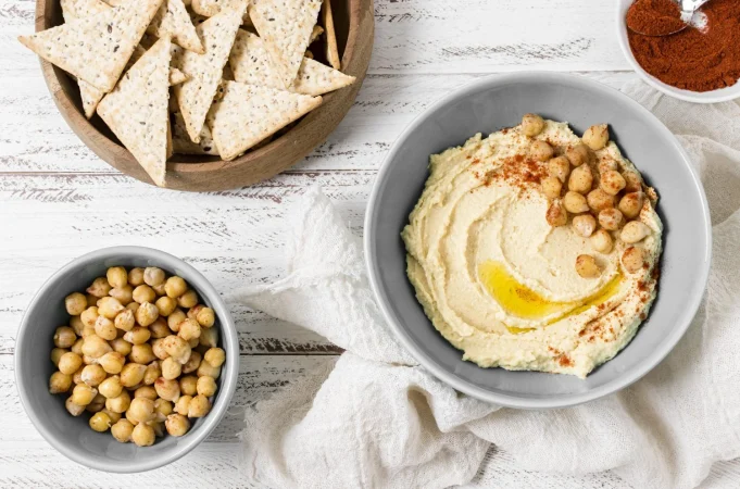 vista superior de garbanzos y hummus Merca2.es