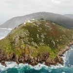 Aquí termina España: el faro sobre acantilados de 100 metros que vigila el Atlántico
