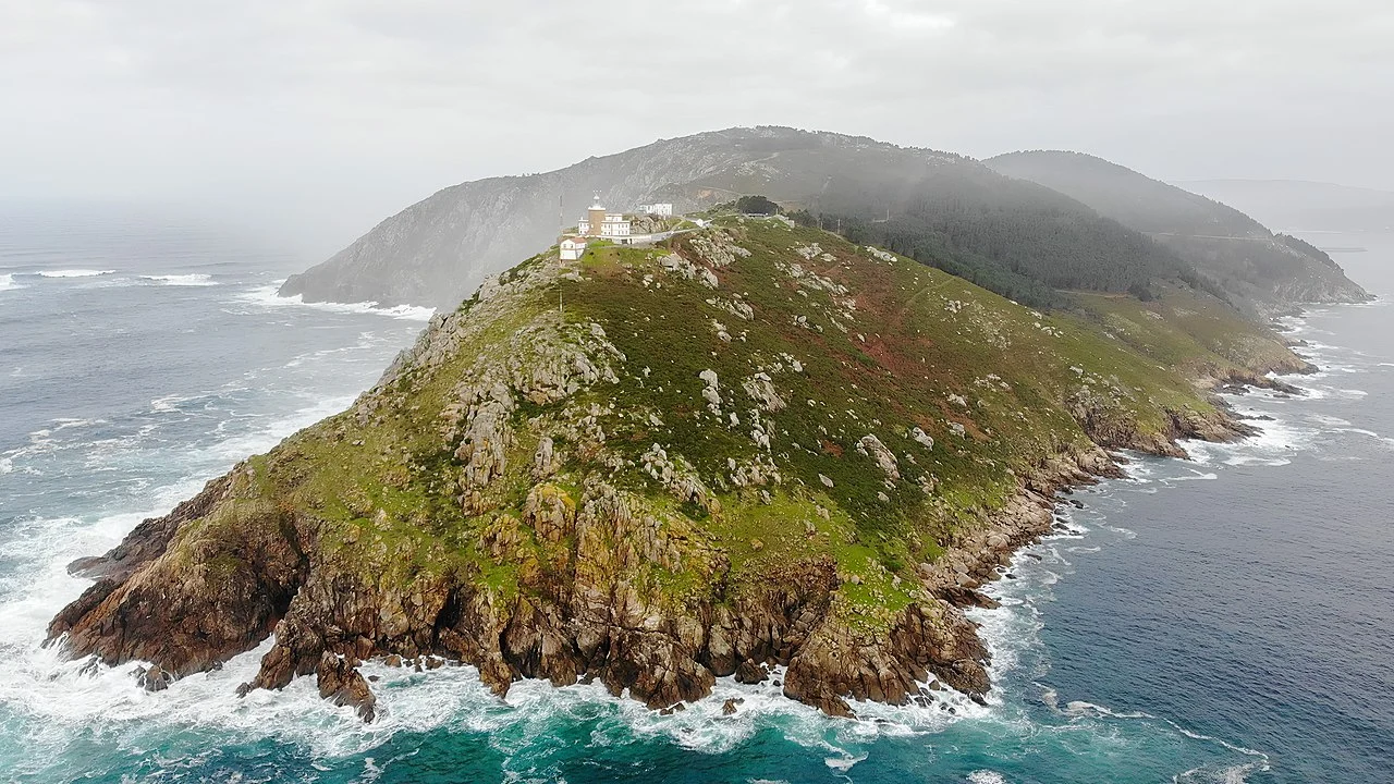 Aquí termina España: el faro sobre acantilados de 100 metros que vigila el Atlántico (Faro de Finisterre, en Costa da Morte, Galicia)