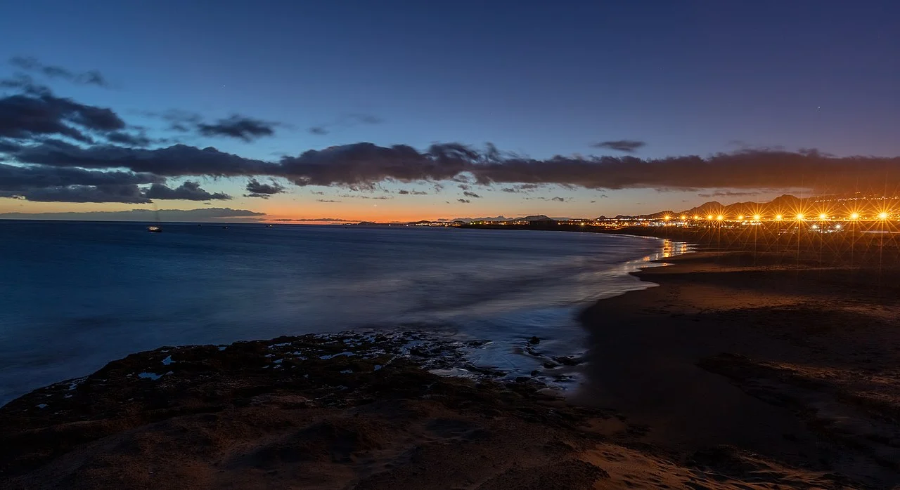 La playa canaria que todos buscan este verano: arena negra, aguas turquesas y sin turistas