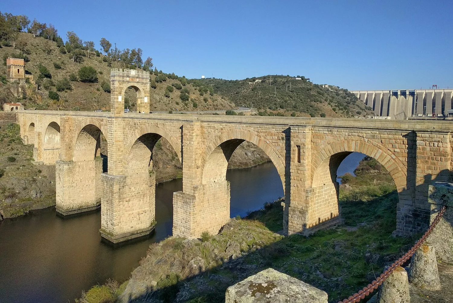 La ruta de 3 días por Extremadura que combina historia romana, pueblos blancos y jamón ibérico de leyenda