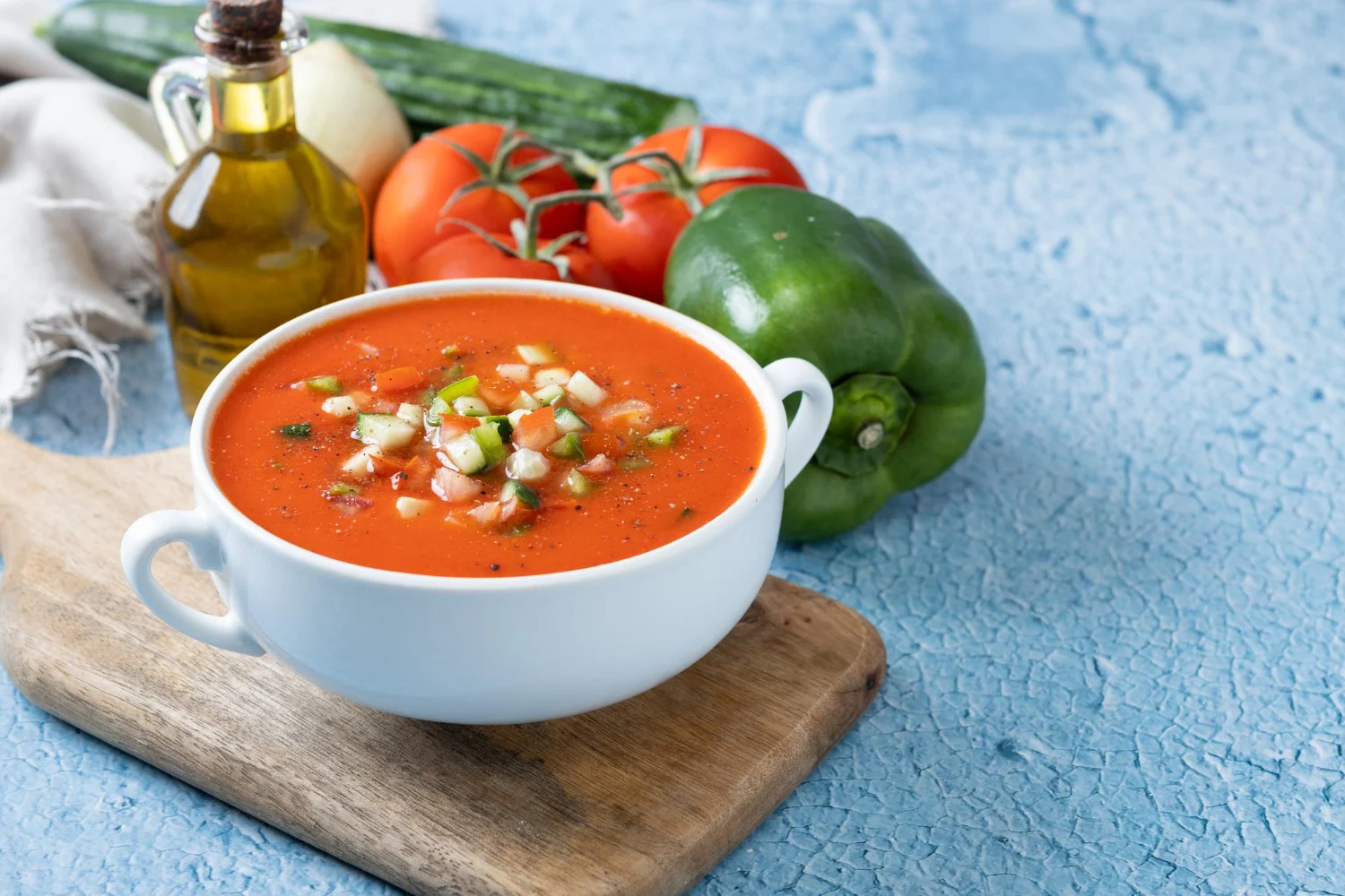 Tu gazpacho sabe «a poco» por este error garrafal que cometes con el pan y el vinagre. Te enseño a corregirlo