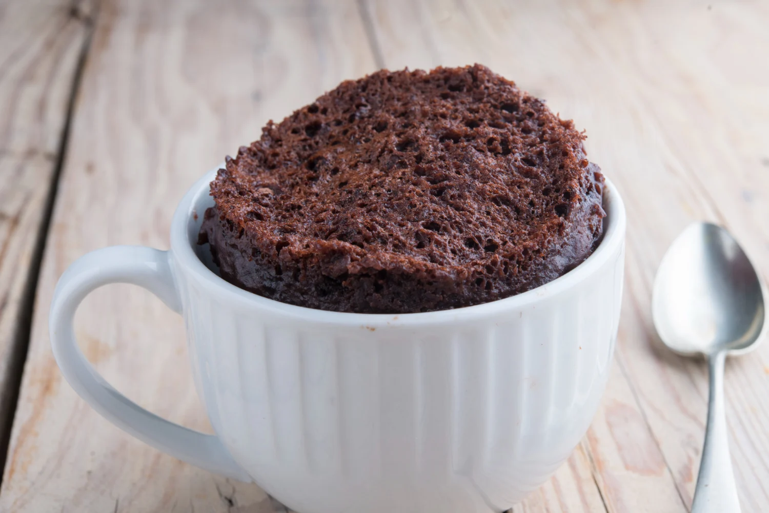 El ‘mug cake’ en 2 minutos que te salva el antojo y lo mejor es que tu cocina seguirá impoluta