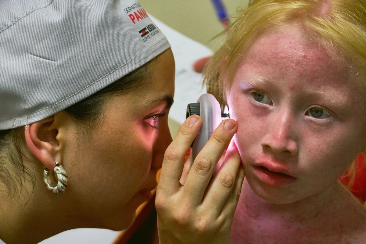 ISDIN atiende a más de cien personas con albinismo en Panamá para luchar contra el cáncer de piel