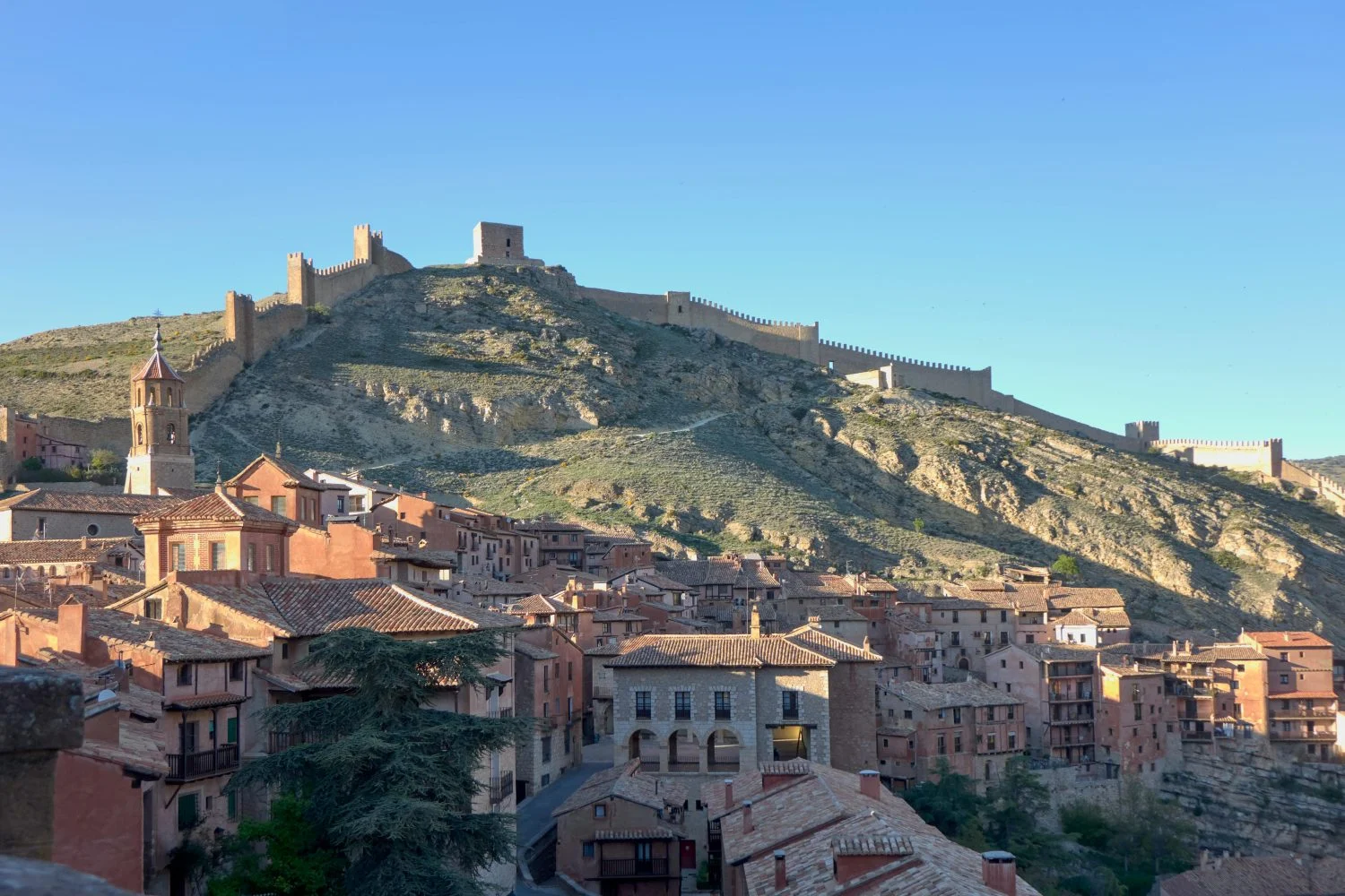 ¿Plan romántico a la vista? Este pueblo de Teruel es un cuento de hadas que te flipará, y a tu pareja más